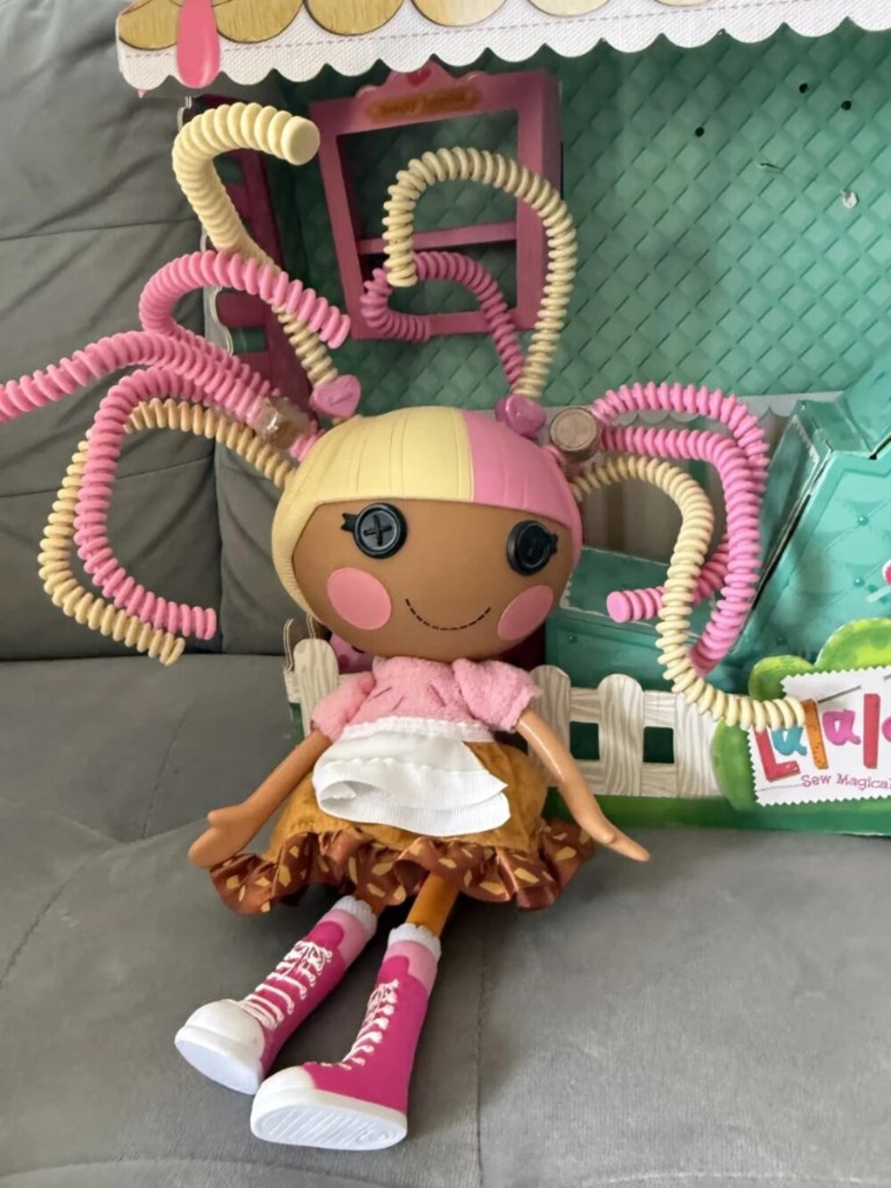 Lalaloopsy Doll Scoops Waffle Cone Silly Hair Pet Cat Toy 10th Anniversary Box - Picture 2 of 15